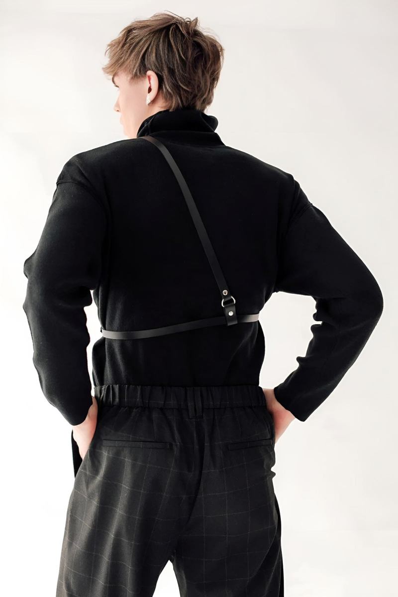 Stylish Men's Leather Belt with Shoulder Detail